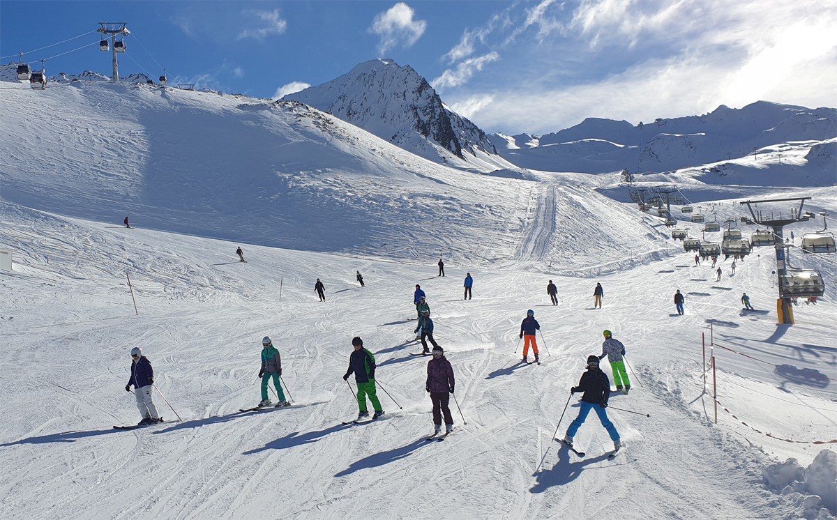 Leren skiën in de sneeuw
